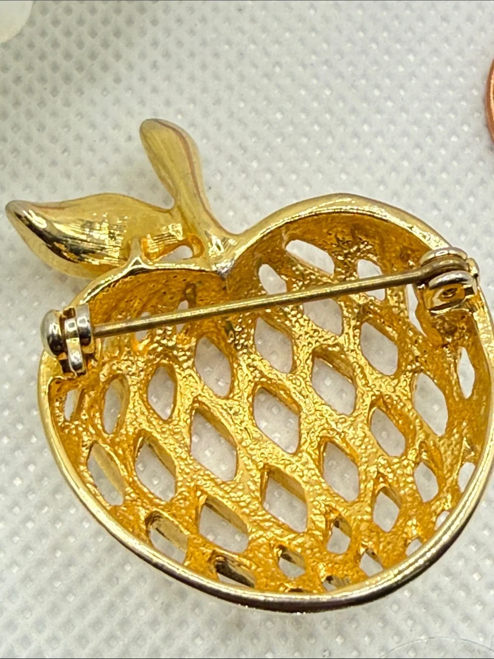 Vintage pretty Gold Tone Openwork Apple Brooch pin unsigned